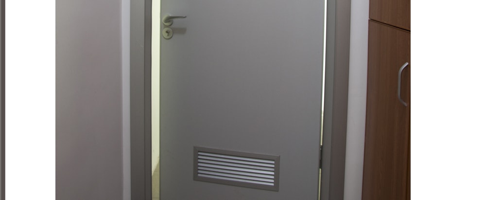 Металлическая вентиляционная решетки дверная